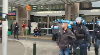 Corteo a Torino, manifestanti sui binari di Porta Nuova